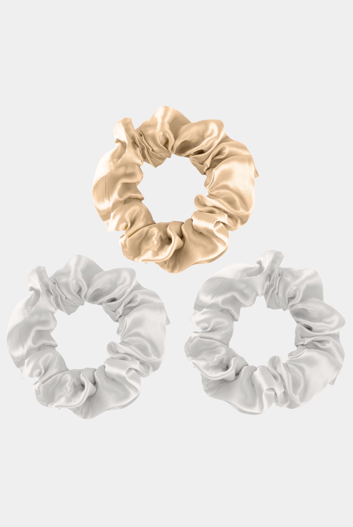 Set of 3 silk scrunchies Nokaya in ivory and caramel in close-up.