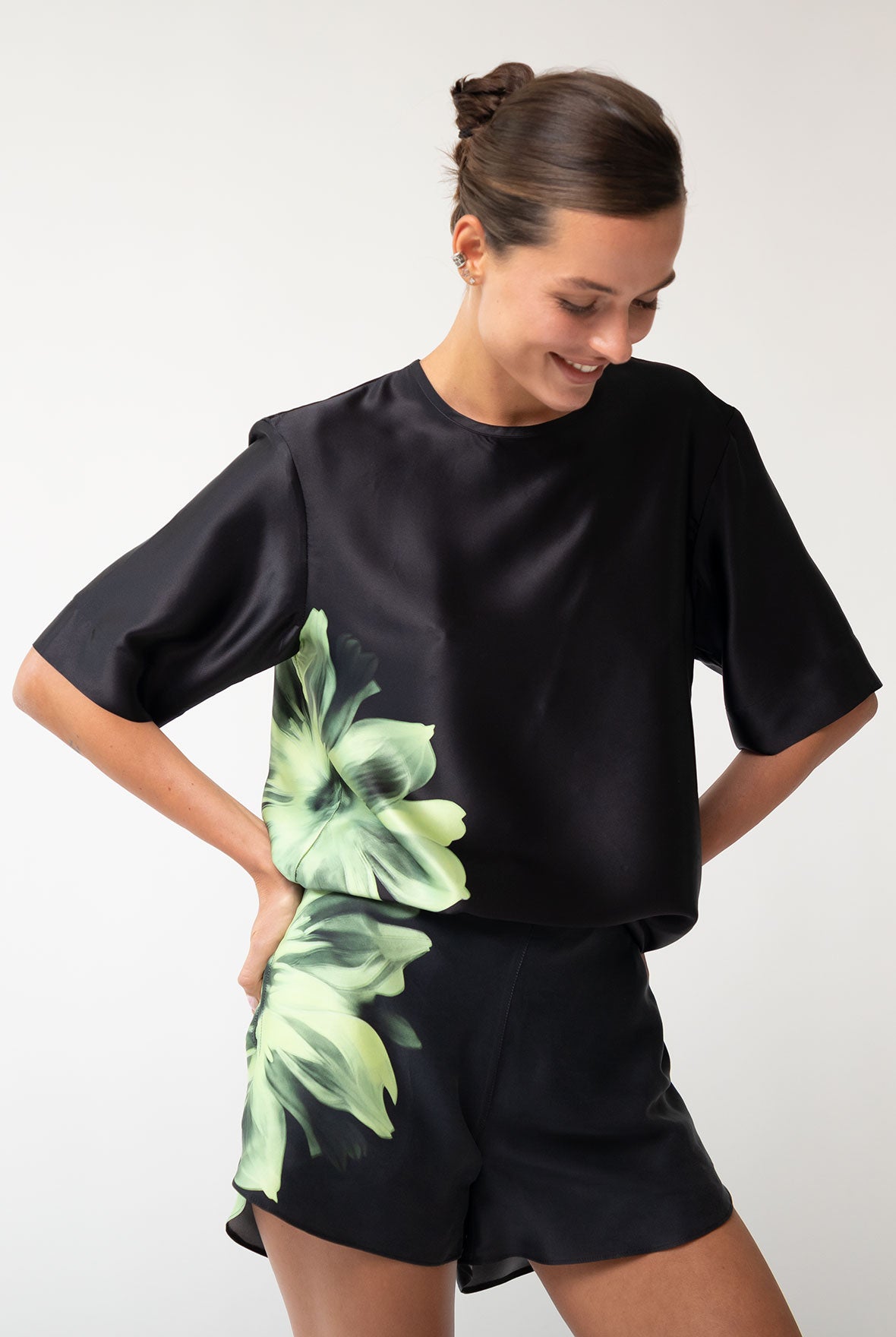 Silk Dreamscape Shorts Black Flower