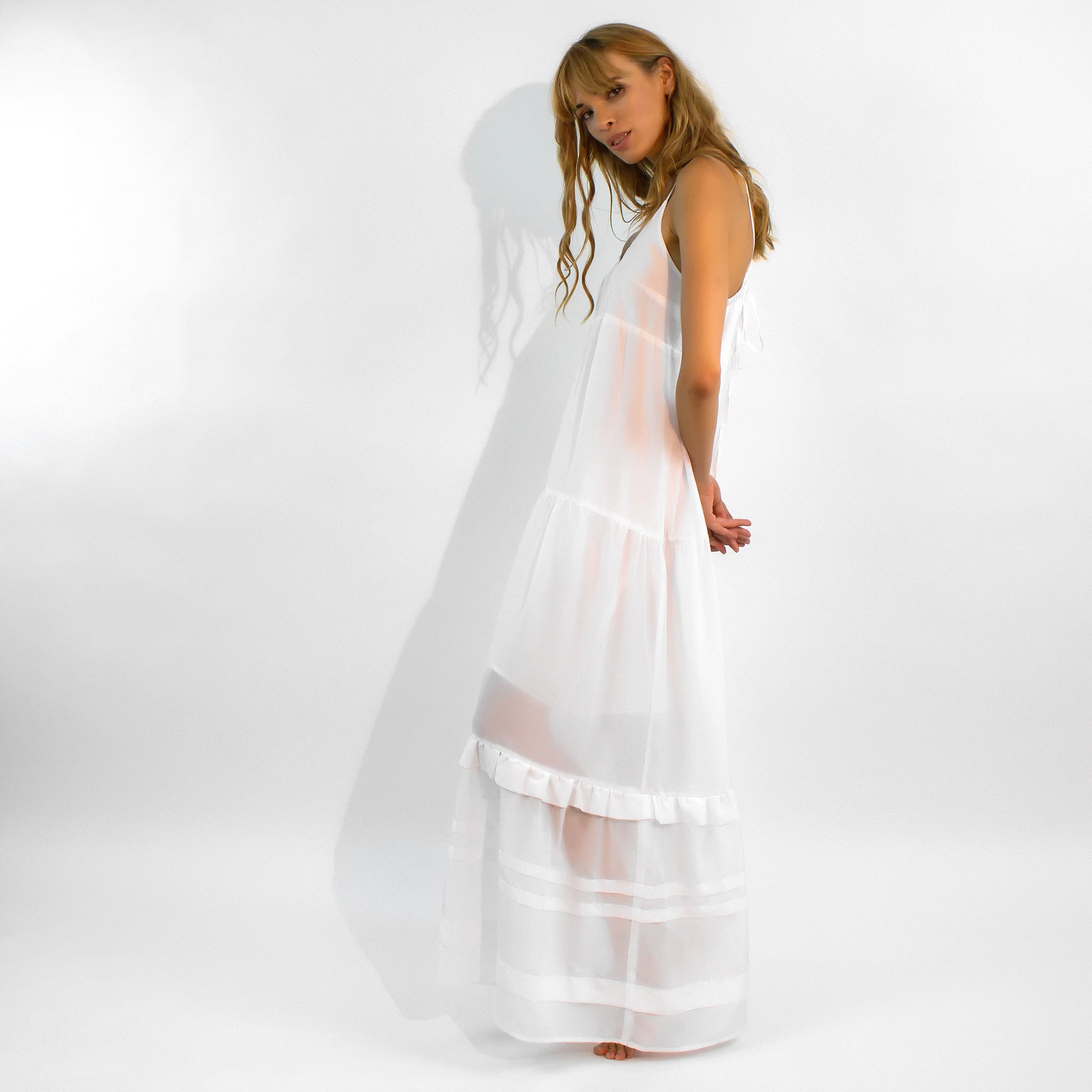 The romantic and sensitive white maxi dress from NOKAYA.