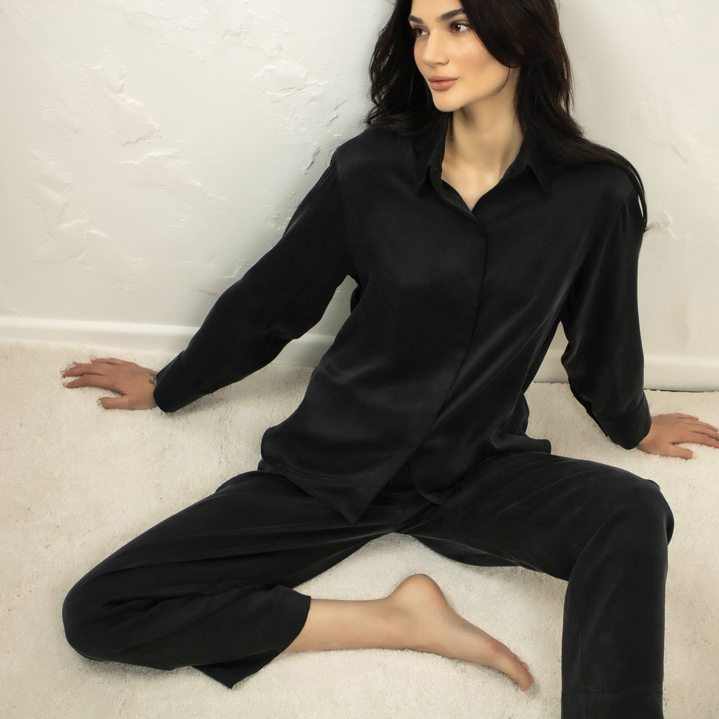 Affordable silk pajamas shirt for Women Nokaya in black. Neat collar and concealed buttons.