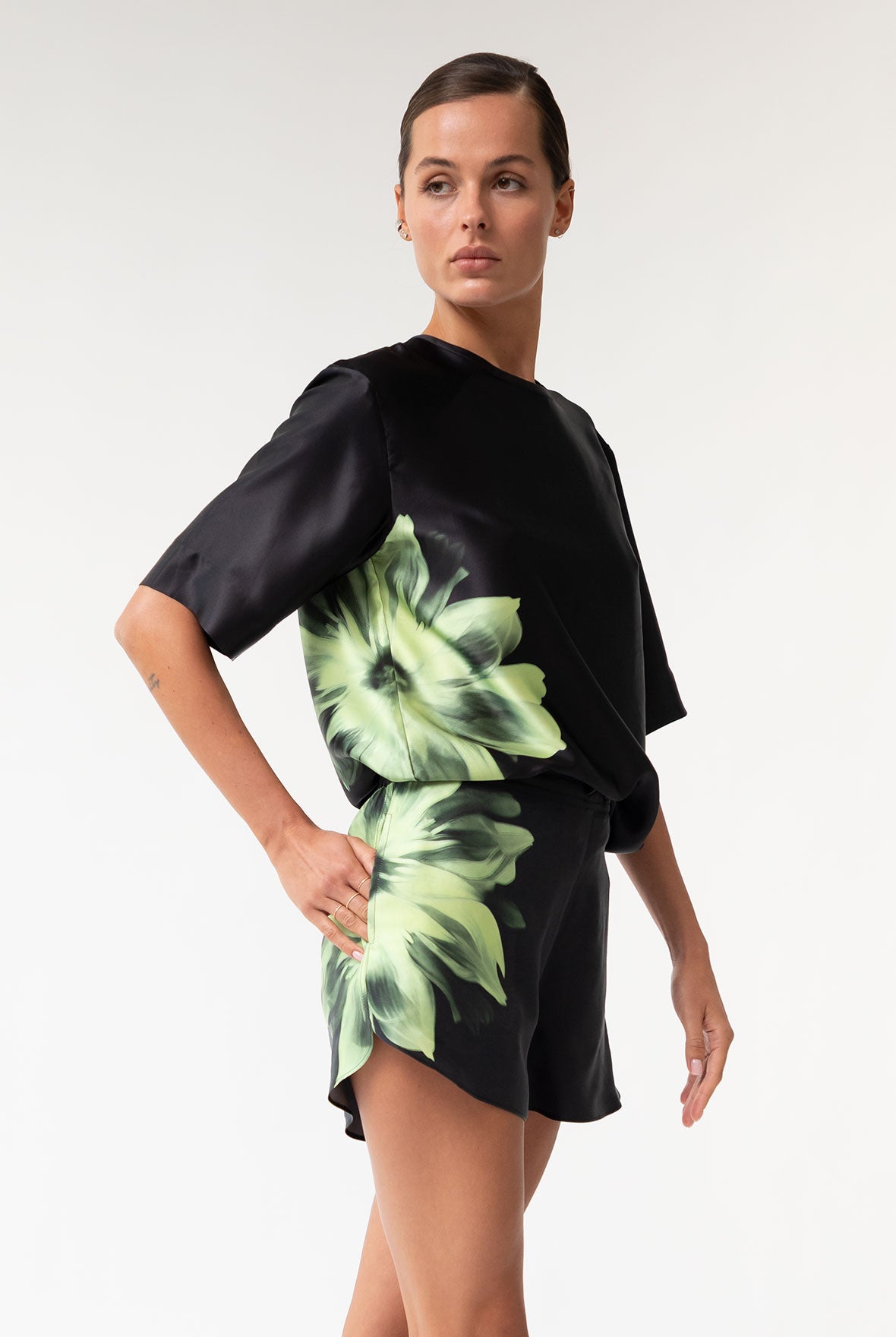 Silk Dreamscape T-shirt Black Flowers
