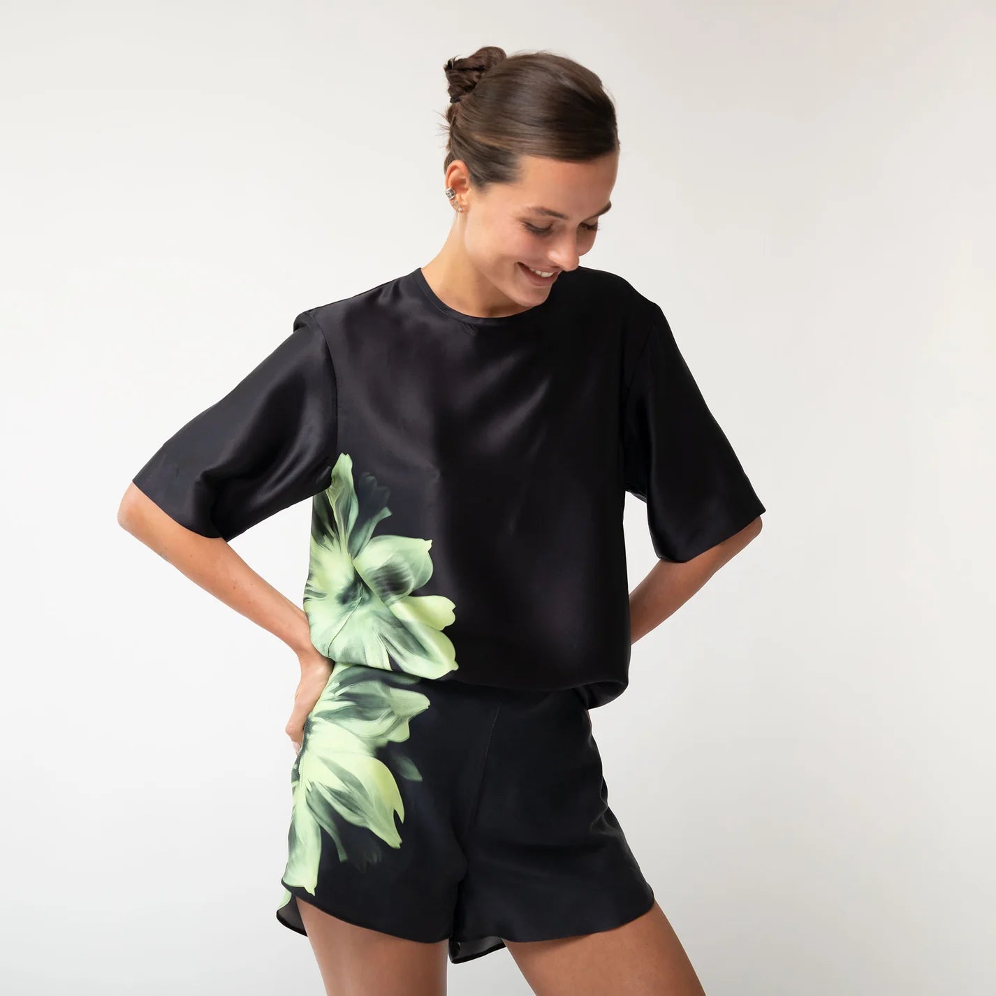 T-shirt for women in black. 100% Silk. Nokaya.