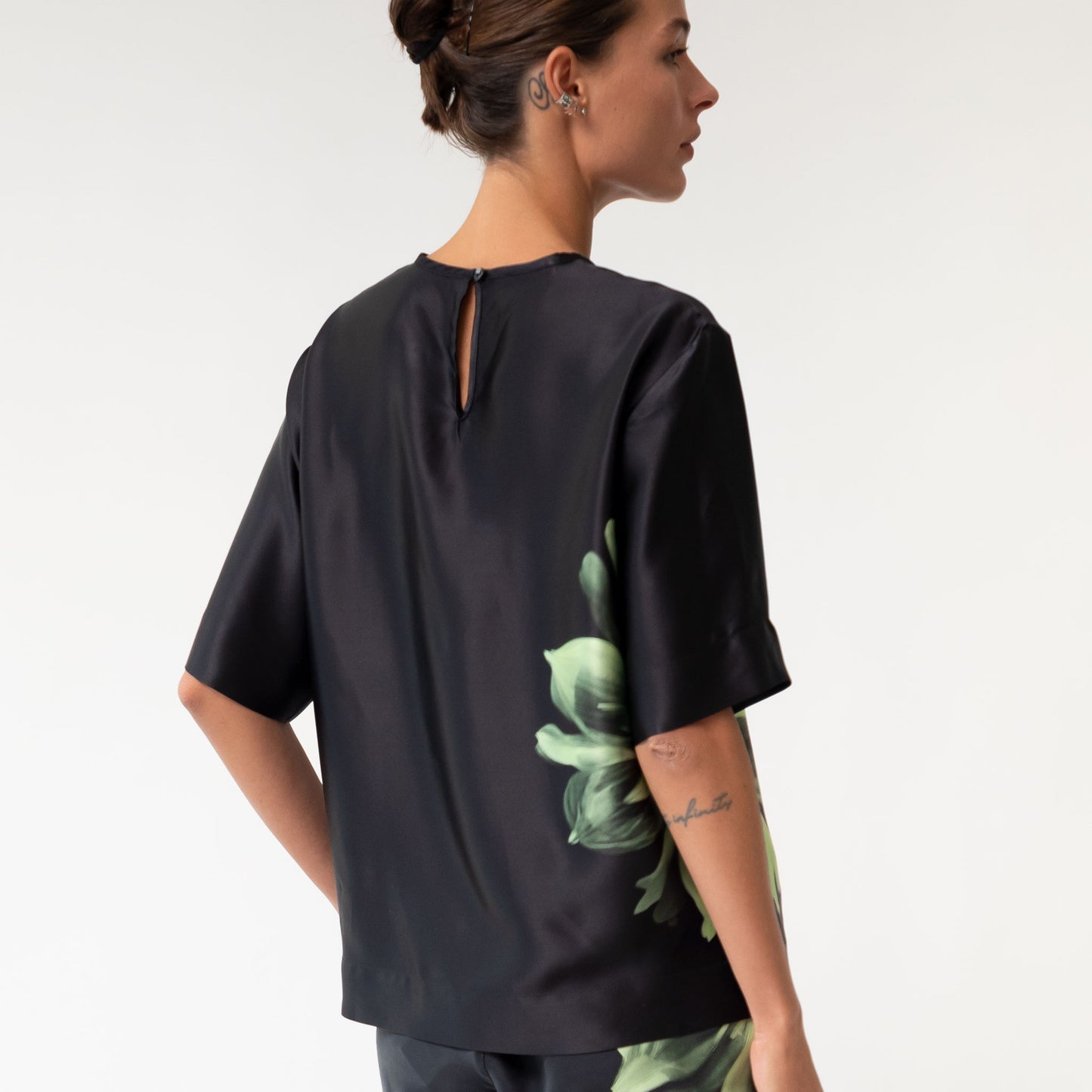 Silk Dreamscape T-shirt Black Flowers