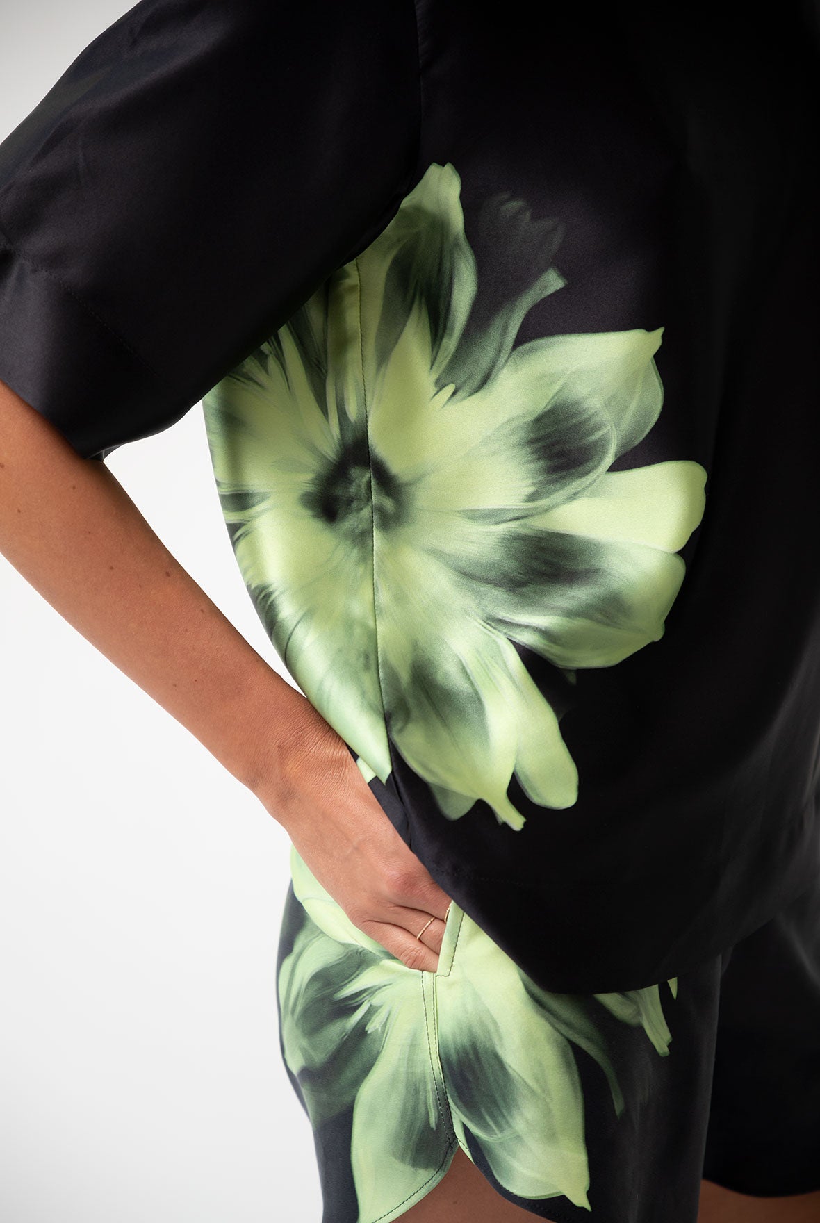 Silk Dreamscape T-shirt Black Flowers