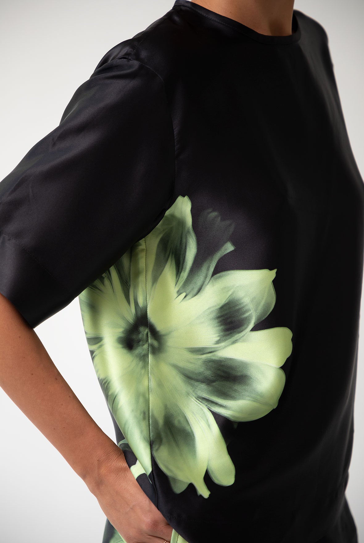 Silk Dreamscape T-shirt Black Flowers