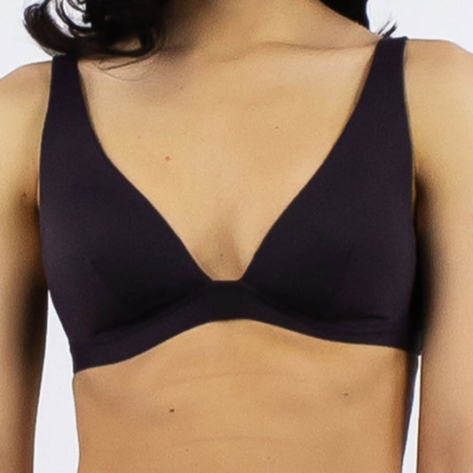 Nokaya essential black padded triangle bra is utterly free of wires. Front look.