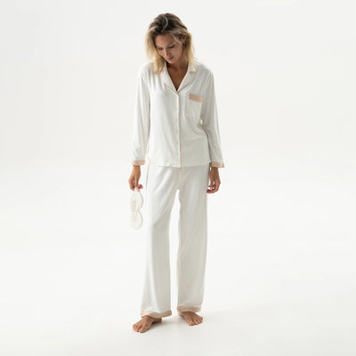 White pyjamas set on the video. Bamboo collection Classy Morning by Nokaya