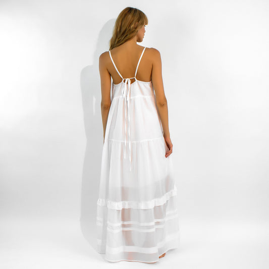 The romantic and sensitive white maxi dress from NOKAYA.
