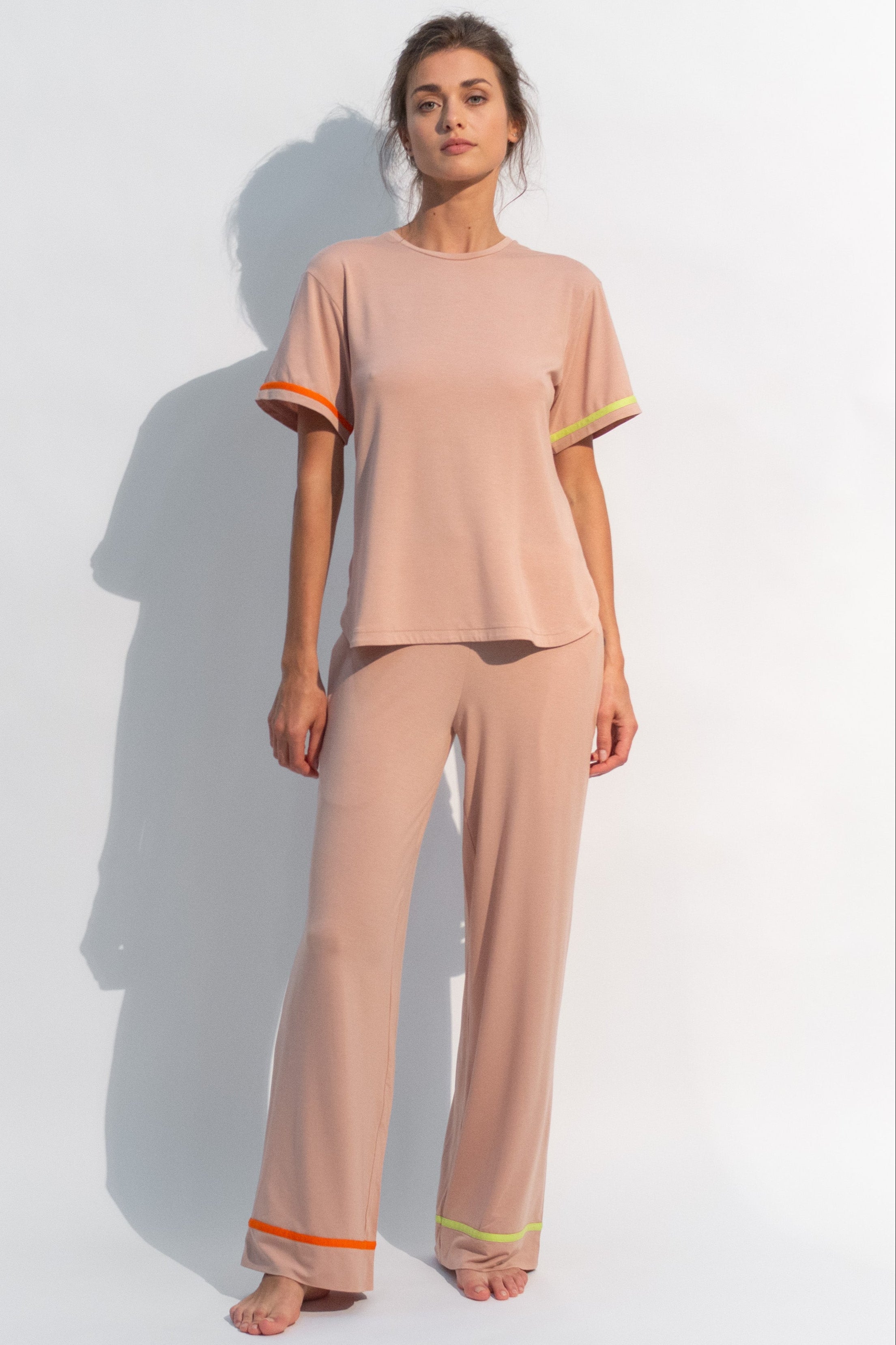 A comfortable lounge set from Nokaya is made in the ultra-soft modal. In a sensual, soft sand colour with bright accents. Front look.